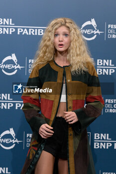 2024-10-18 - Elena Kampouris attends the Photocall of the movie “Fino alla Fine” during the 19th Rome Film Festival at Auditorium Parco Della Musica on October 18, 2024 in Rome, Italy. - THE 19TH ROME FILM FEST PHOTOCALL 