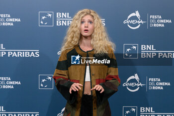 2024-10-18 - Elena Kampouris attends the Photocall of the movie “Fino alla Fine” during the 19th Rome Film Festival at Auditorium Parco Della Musica on October 18, 2024 in Rome, Italy. - THE 19TH ROME FILM FEST PHOTOCALL 