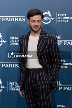 2024-10-18 - Lorenzo Richelmy attends the Photocall of the movie “Fino alla Fine” during the 19th Rome Film Festival at Auditorium Parco Della Musica on October 18, 2024 in Rome, Italy. - THE 19TH ROME FILM FEST PHOTOCALL 