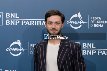 2024-10-18 - Lorenzo Richelmy attends the Photocall of the movie “Fino alla Fine” during the 19th Rome Film Festival at Auditorium Parco Della Musica on October 18, 2024 in Rome, Italy. - THE 19TH ROME FILM FEST PHOTOCALL 