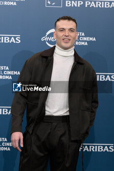 2024-10-18 - Enrico Inserra attends the Photocall of the movie “Fino alla Fine” during the 19th Rome Film Festival at Auditorium Parco Della Musica on October 18, 2024 in Rome, Italy. - THE 19TH ROME FILM FEST PHOTOCALL 