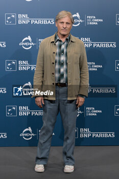 2024-10-18 - Viggo Mortensen director attends the Photocall of the movie “The Dead don’t Hurt” during the 19th Rome Film Festival at Auditorium Parco Della Musica on October 18, 2024 in Rome, Italy. - THE 19TH ROME FILM FEST PHOTOCALL 