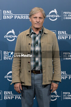 2024-10-18 - Viggo Mortensen director attends the Photocall of the movie “The Dead don’t Hurt” during the 19th Rome Film Festival at Auditorium Parco Della Musica on October 18, 2024 in Rome, Italy. - THE 19TH ROME FILM FEST PHOTOCALL 