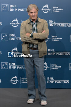 2024-10-18 - Viggo Mortensen director attends the Photocall of the movie “The Dead don’t Hurt” during the 19th Rome Film Festival at Auditorium Parco Della Musica on October 18, 2024 in Rome, Italy. - THE 19TH ROME FILM FEST PHOTOCALL 