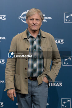 2024-10-18 - Viggo Mortensen director attends the Photocall of the movie “The Dead don’t Hurt” during the 19th Rome Film Festival at Auditorium Parco Della Musica on October 18, 2024 in Rome, Italy. - THE 19TH ROME FILM FEST PHOTOCALL 