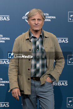 2024-10-18 - Viggo Mortensen director attends the Photocall of the movie “The Dead don’t Hurt” during the 19th Rome Film Festival at Auditorium Parco Della Musica on October 18, 2024 in Rome, Italy. - THE 19TH ROME FILM FEST PHOTOCALL 