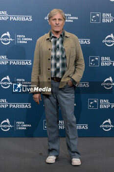 2024-10-18 - Viggo Mortensen director attends the Photocall of the movie “The Dead don’t Hurt” during the 19th Rome Film Festival at Auditorium Parco Della Musica on October 18, 2024 in Rome, Italy. - THE 19TH ROME FILM FEST PHOTOCALL 