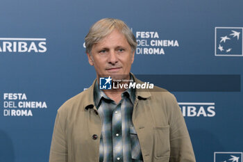 2024-10-18 - Viggo Mortensen director attends the Photocall of the movie “The Dead don’t Hurt” during the 19th Rome Film Festival at Auditorium Parco Della Musica on October 18, 2024 in Rome, Italy. - THE 19TH ROME FILM FEST PHOTOCALL 