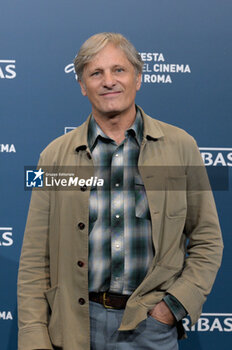 2024-10-18 - Viggo Mortensen director attends the Photocall of the movie “The Dead don’t Hurt” during the 19th Rome Film Festival at Auditorium Parco Della Musica on October 18, 2024 in Rome, Italy. - THE 19TH ROME FILM FEST PHOTOCALL 