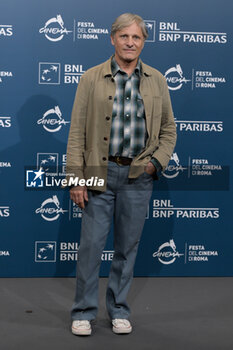 2024-10-18 - Viggo Mortensen director attends the Photocall of the movie “The Dead don’t Hurt” during the 19th Rome Film Festival at Auditorium Parco Della Musica on October 18, 2024 in Rome, Italy. - THE 19TH ROME FILM FEST PHOTOCALL 