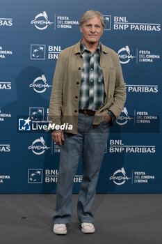 2024-10-18 - Viggo Mortensen director attends the Photocall of the movie “The Dead don’t Hurt” during the 19th Rome Film Festival at Auditorium Parco Della Musica on October 18, 2024 in Rome, Italy. - THE 19TH ROME FILM FEST PHOTOCALL 