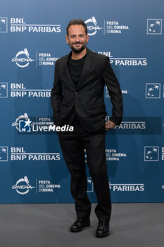 2024-10-18 - Pippo Mezzapesa director attends the Photocall of the movie “Avetrana - Qui non e’ Hollywood” during the 19th Rome Film Festival at Auditorium Parco Della Musica on October 18, 2024 in Rome, Italy. - THE 19TH ROME FILM FEST PHOTOCALL 