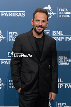 2024-10-18 - Pippo Mezzapesa director attends the Photocall of the movie “Avetrana - Qui non e’ Hollywood” during the 19th Rome Film Festival at Auditorium Parco Della Musica on October 18, 2024 in Rome, Italy. - THE 19TH ROME FILM FEST PHOTOCALL 