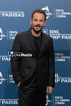 2024-10-18 - Pippo Mezzapesa director attends the Photocall of the movie “Avetrana - Qui non e’ Hollywood” during the 19th Rome Film Festival at Auditorium Parco Della Musica on October 18, 2024 in Rome, Italy. - THE 19TH ROME FILM FEST PHOTOCALL 