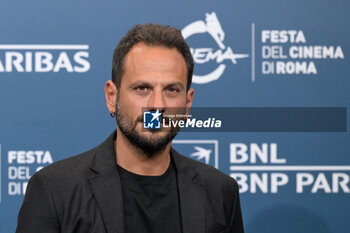 2024-10-18 - Pippo Mezzapesa director attends the Photocall of the movie “Avetrana - Qui non e’ Hollywood” during the 19th Rome Film Festival at Auditorium Parco Della Musica on October 18, 2024 in Rome, Italy. - THE 19TH ROME FILM FEST PHOTOCALL 