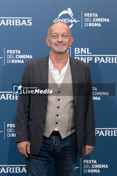 2024-10-18 - Paolo De Vita attends the Photocall of the movie “Avetrana - Qui non e’ Hollywood” during the 19th Rome Film Festival at Auditorium Parco Della Musica on October 18, 2024 in Rome, Italy. - THE 19TH ROME FILM FEST PHOTOCALL 