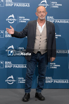 2024-10-18 - Paolo De Vita attends the Photocall of the movie “Avetrana - Qui non e’ Hollywood” during the 19th Rome Film Festival at Auditorium Parco Della Musica on October 18, 2024 in Rome, Italy. - THE 19TH ROME FILM FEST PHOTOCALL 