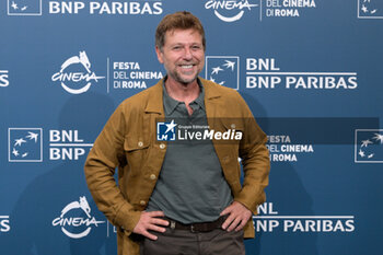 2024-10-18 - Claudio Gioe’ attends the Photocall of the movie “Mike” during the 19th Rome Film Festival at Auditorium Parco Della Musica on October 18, 2024 in Rome, Italy. - THE 19TH ROME FILM FEST PHOTOCALL 