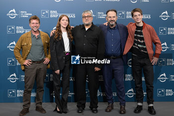 2024-10-18 - The cast attends the Photocall of the movie “Mike” during the 19th Rome Film Festival at Auditorium Parco Della Musica on October 18, 2024 in Rome, Italy. - THE 19TH ROME FILM FEST PHOTOCALL 