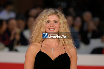 2024-10-18 - Elena Kampouris attends the red Carpet of the movie “Fino alla Fine” during the 19th Rome Film Festival at Auditorium Parco Della Musica on October 18, 2024 in Rome, Italy. - THE 19TH ROME FILM FEST RED CARPET 