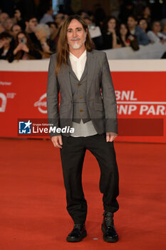 2024-10-18 - Manuel Agnelli attends the red Carpet of the movie “Italo Calvino nelle Citta’” during the 19th Rome Film Festival at Auditorium Parco Della Musica on October 18, 2024 in Rome, Italy. - THE 19TH ROME FILM FEST RED CARPET 