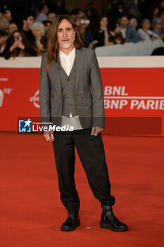 2024-10-18 - Manuel Agnelli attends the red Carpet of the movie “Italo Calvino nelle Citta’” during the 19th Rome Film Festival at Auditorium Parco Della Musica on October 18, 2024 in Rome, Italy. - THE 19TH ROME FILM FEST RED CARPET 