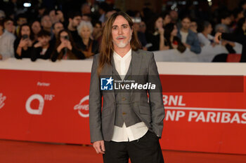 2024-10-18 - Manuel Agnelli attends the red Carpet of the movie “Italo Calvino nelle Citta’” during the 19th Rome Film Festival at Auditorium Parco Della Musica on October 18, 2024 in Rome, Italy. - THE 19TH ROME FILM FEST RED CARPET 