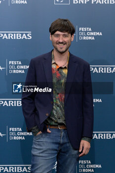 2024-10-21 - Carlos Marques-Marcet director attends the Photocall of the movie “Polvo Seran” during the 19th Rome Film Festival at Auditorium Parco Della Musica on October 21, 2024 in Rome, Italy. - THE 19TH ROME FILM FEST PHOTOCALL 