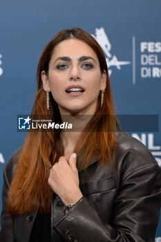 2024-10-21 - Miriam Leone attends the Photocall of the movie “Miss Fallaci” during the 19th Rome Film Festival at Auditorium Parco Della Musica on October 21, 2024 in Rome, Italy. - THE 19TH ROME FILM FEST PHOTOCALL 