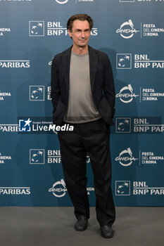 2024-10-25 - Fabrizio Gifuni attends the Photocall of the movie “L’Amica Geniale” during the 19th Rome Film Fest at Auditorium Parco Della Musica on October 25, 2024 in Rome, Italy. - THE 19TH ROME FILM FEST PHOTOCALL “L'AMICA GENIALE. STORIA DELLA BAMBINA PERDUTA