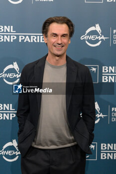 2024-10-25 - Fabrizio Gifuni attends the Photocall of the movie “L’Amica Geniale” during the 19th Rome Film Fest at Auditorium Parco Della Musica on October 25, 2024 in Rome, Italy. - THE 19TH ROME FILM FEST PHOTOCALL “L'AMICA GENIALE. STORIA DELLA BAMBINA PERDUTA