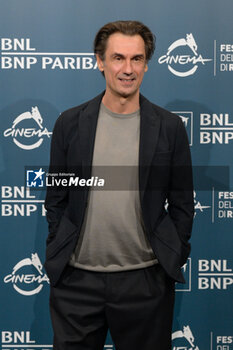 2024-10-25 - Fabrizio Gifuni attends the Photocall of the movie “L’Amica Geniale” during the 19th Rome Film Fest at Auditorium Parco Della Musica on October 25, 2024 in Rome, Italy. - THE 19TH ROME FILM FEST PHOTOCALL “L'AMICA GENIALE. STORIA DELLA BAMBINA PERDUTA