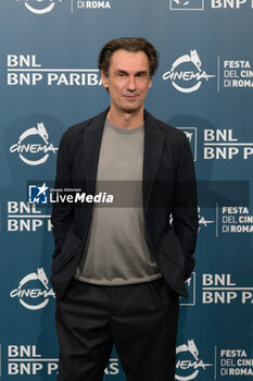 2024-10-25 - Fabrizio Gifuni attends the Photocall of the movie “L’Amica Geniale” during the 19th Rome Film Fest at Auditorium Parco Della Musica on October 25, 2024 in Rome, Italy. - THE 19TH ROME FILM FEST PHOTOCALL “L'AMICA GENIALE. STORIA DELLA BAMBINA PERDUTA