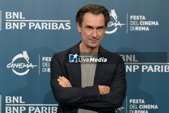 2024-10-25 - Fabrizio Gifuni attends the Photocall of the movie “L’Amica Geniale” during the 19th Rome Film Fest at Auditorium Parco Della Musica on October 25, 2024 in Rome, Italy. - THE 19TH ROME FILM FEST PHOTOCALL “L'AMICA GENIALE. STORIA DELLA BAMBINA PERDUTA