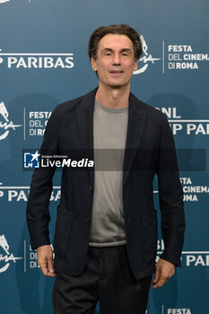 2024-10-25 - Fabrizio Gifuni attends the Photocall of the movie “L’Amica Geniale” during the 19th Rome Film Fest at Auditorium Parco Della Musica on October 25, 2024 in Rome, Italy. - THE 19TH ROME FILM FEST PHOTOCALL “L'AMICA GENIALE. STORIA DELLA BAMBINA PERDUTA