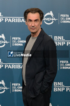 2024-10-25 - Fabrizio Gifuni attends the Photocall of the movie “L’Amica Geniale” during the 19th Rome Film Fest at Auditorium Parco Della Musica on October 25, 2024 in Rome, Italy. - THE 19TH ROME FILM FEST PHOTOCALL “L'AMICA GENIALE. STORIA DELLA BAMBINA PERDUTA