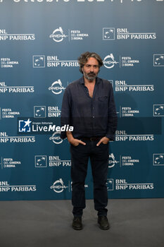 2024-10-25 - Saverio Costanzo screenwriters attends the Photocall of the movie “L’Amica Geniale” during the 19th Rome Film Fest at Auditorium Parco Della Musica on October 25, 2024 in Rome, Italy. - THE 19TH ROME FILM FEST PHOTOCALL “L'AMICA GENIALE. STORIA DELLA BAMBINA PERDUTA