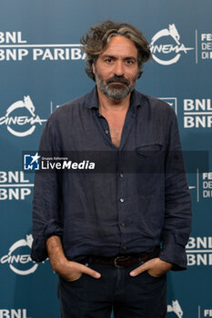 2024-10-25 - Saverio Costanzo screenwriters attends the Photocall of the movie “L’Amica Geniale” during the 19th Rome Film Fest at Auditorium Parco Della Musica on October 25, 2024 in Rome, Italy. - THE 19TH ROME FILM FEST PHOTOCALL “L'AMICA GENIALE. STORIA DELLA BAMBINA PERDUTA