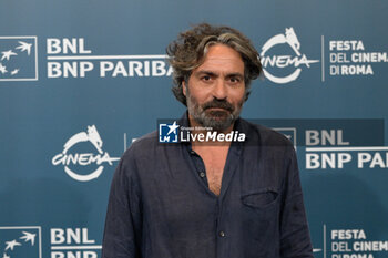 2024-10-25 - Saverio Costanzo screenwriters attends the Photocall of the movie “L’Amica Geniale” during the 19th Rome Film Fest at Auditorium Parco Della Musica on October 25, 2024 in Rome, Italy. - THE 19TH ROME FILM FEST PHOTOCALL “L'AMICA GENIALE. STORIA DELLA BAMBINA PERDUTA