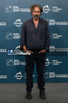 2024-10-25 - Saverio Costanzo screenwriters attends the Photocall of the movie “L’Amica Geniale” during the 19th Rome Film Fest at Auditorium Parco Della Musica on October 25, 2024 in Rome, Italy. - THE 19TH ROME FILM FEST PHOTOCALL “L'AMICA GENIALE. STORIA DELLA BAMBINA PERDUTA