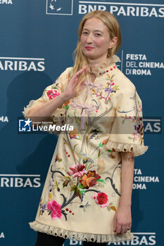 2024-10-25 - Alba Rohrwacher attends the Photocall of the movie “L’Amica Geniale” during the 19th Rome Film Fest at Auditorium Parco Della Musica on October 25, 2024 in Rome, Italy. - THE 19TH ROME FILM FEST PHOTOCALL “L'AMICA GENIALE. STORIA DELLA BAMBINA PERDUTA