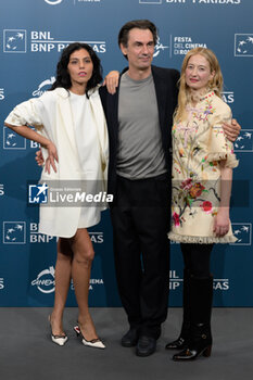 2024-10-25 - Irene Maiorino, Fabrizio Gifuni, Alba Rohrwacher,  attends the Photocall of the movie “L’Amica Geniale” during the 19th Rome Film Fest at Auditorium Parco Della Musica on October 25, 2024 in Rome, Italy. - THE 19TH ROME FILM FEST PHOTOCALL “L'AMICA GENIALE. STORIA DELLA BAMBINA PERDUTA