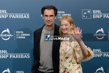 2024-10-25 - Fabrizio Gifuni, Alba Rohrwacher attends the Photocall of the movie “L’Amica Geniale” during the 19th Rome Film Fest at Auditorium Parco Della Musica on October 25, 2024 in Rome, Italy. - THE 19TH ROME FILM FEST PHOTOCALL “L'AMICA GENIALE. STORIA DELLA BAMBINA PERDUTA