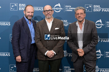 2024-10-26 - Ralph Fiennes, Edward Berger, Sergio Castellitto attends the Photocall of the movie “Conclave” during the 19th Rome Film Fest at Auditorium Parco della Musica on October 26, 2024 in Rome, Italy. - THE 19TH ROME FILM FEST PHOTOCALL “CONCLAVE