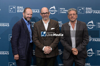 2024-10-26 - Ralph Fiennes, Edward Berger, Sergio Castellitto attends the Photocall of the movie “Conclave” during the 19th Rome Film Fest at Auditorium Parco della Musica on October 26, 2024 in Rome, Italy. - THE 19TH ROME FILM FEST PHOTOCALL “CONCLAVE