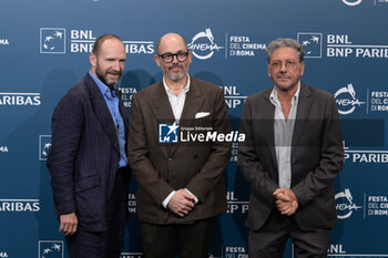 2024-10-26 - Ralph Fiennes, Edward Berger, Sergio Castellitto attends the Photocall of the movie “Conclave” during the 19th Rome Film Fest at Auditorium Parco della Musica on October 26, 2024 in Rome, Italy. - THE 19TH ROME FILM FEST PHOTOCALL “CONCLAVE