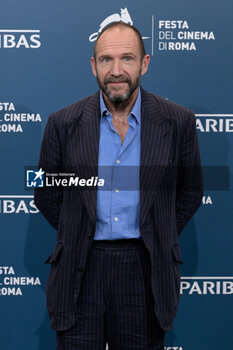 2024-10-26 - Ralph Fiennes attends the Photocall of the movie “Conclave” during the 19th Rome Film Fest at Auditorium Parco della Musica on October 26, 2024 in Rome, Italy. - THE 19TH ROME FILM FEST PHOTOCALL “CONCLAVE