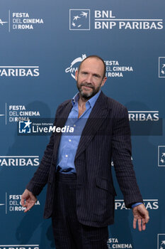 2024-10-26 - Ralph Fiennes attends the Photocall of the movie “Conclave” during the 19th Rome Film Fest at Auditorium Parco della Musica on October 26, 2024 in Rome, Italy. - THE 19TH ROME FILM FEST PHOTOCALL “CONCLAVE