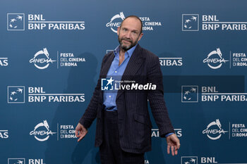 2024-10-26 - Ralph Fiennes attends the Photocall of the movie “Conclave” during the 19th Rome Film Fest at Auditorium Parco della Musica on October 26, 2024 in Rome, Italy. - THE 19TH ROME FILM FEST PHOTOCALL “CONCLAVE