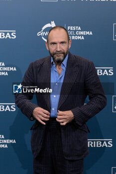 2024-10-26 - Ralph Fiennes attends the Photocall of the movie “Conclave” during the 19th Rome Film Fest at Auditorium Parco della Musica on October 26, 2024 in Rome, Italy. - THE 19TH ROME FILM FEST PHOTOCALL “CONCLAVE